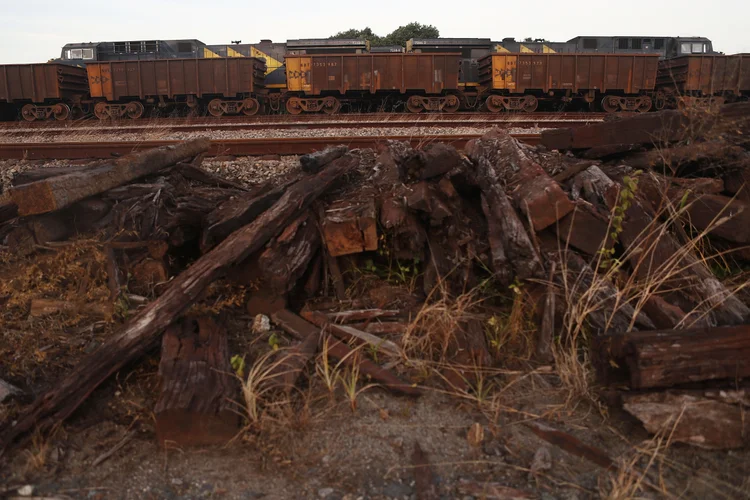 Ferrovia e desmatamento em Itaguaí, no Rio de Janeiro (Mario Tama/Getty Images)