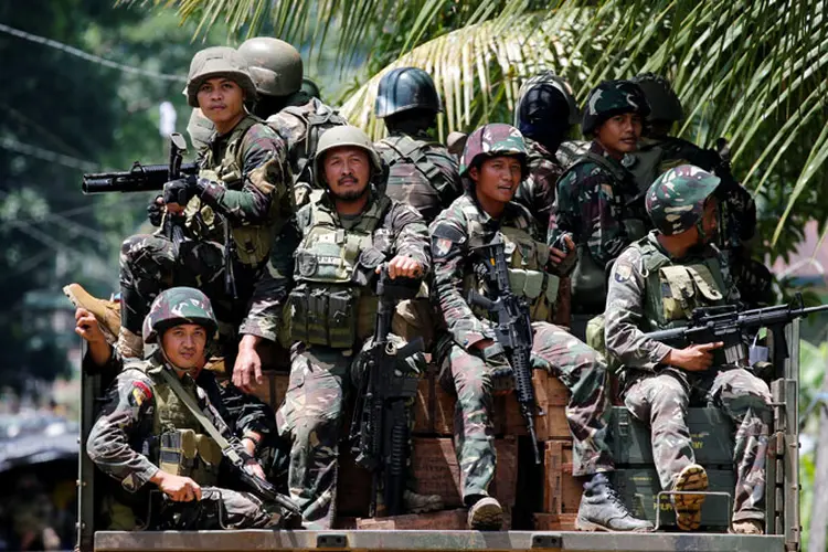 Filipinas: os insurgentes apresentam forte resistência, com dezenas de combatentes ainda escondidos no centro de Marawi após 57 dias de ofensivas terrestres (Jorge Silva/Reuters)