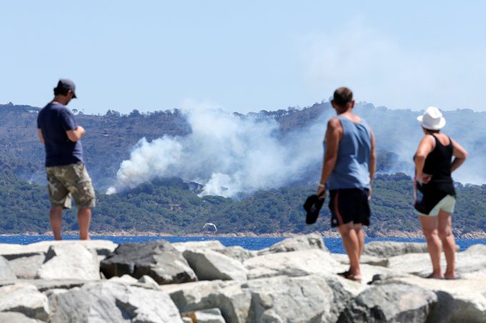 Incêndio consome vegetação ao longo da Riviera Francesa