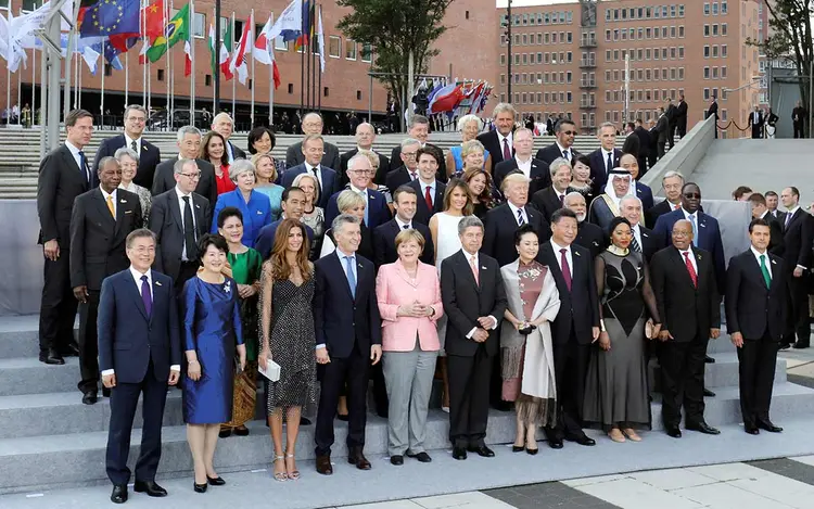 LÍDERES DO G20: chefes de estado posam para foto antes de concerto em Hamburgo  (Ludovic Marin/Reuters)