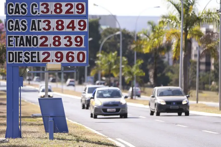 Gasolina: o movimento vem em meio à nova política de preços da Petrobras para os combustíveis, que prevê reajustes até diários (Marcelo Camargo/Agência Brasil)