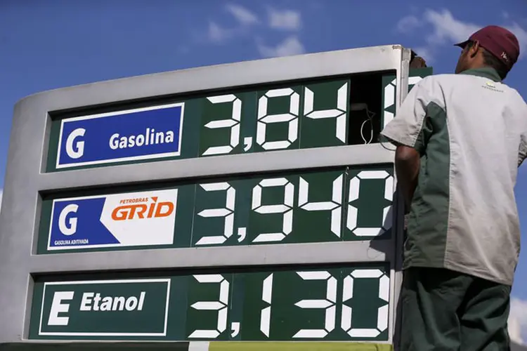 Gasolina: o litro do derivado de petróleo aumentou 8,23%, em média, na semana passada sobre a anterior, de R$ 3,464 para R$ 3,749 (Marcelo Camargo/Agência Brasil)