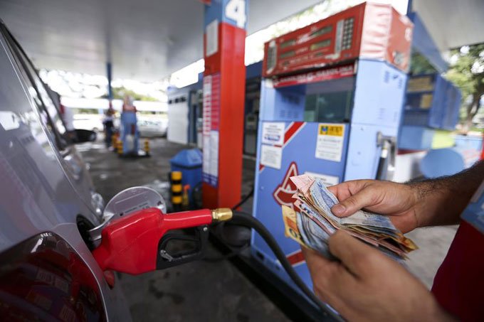 Vendas de gasolina no Brasil caem 19% em maio por protestos, diz ANP