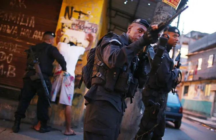 FAVELA DA MARÉ: Policiais fazem abordagem em meio à operação realizada às vésperas da Copa do Mundo, em 2014; especialistas apontam que, naquele momento, já havia indícios de falência do modelo de UPP  / Mario Tama/Getty Images