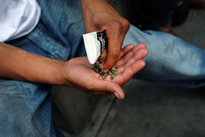 Quem fumar maconha e crack nas ruas de SP será multado em R$ 500