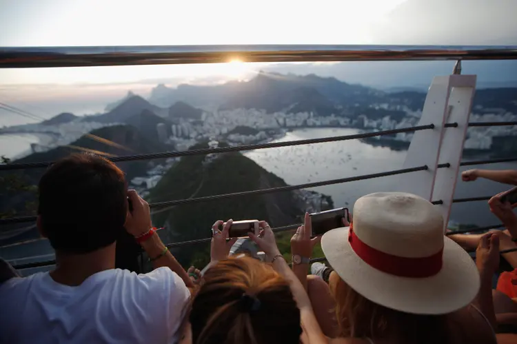 Turistas no topo do Pão de Açúcar, no Rio de Janeiro (Mario Tama/Getty Images)