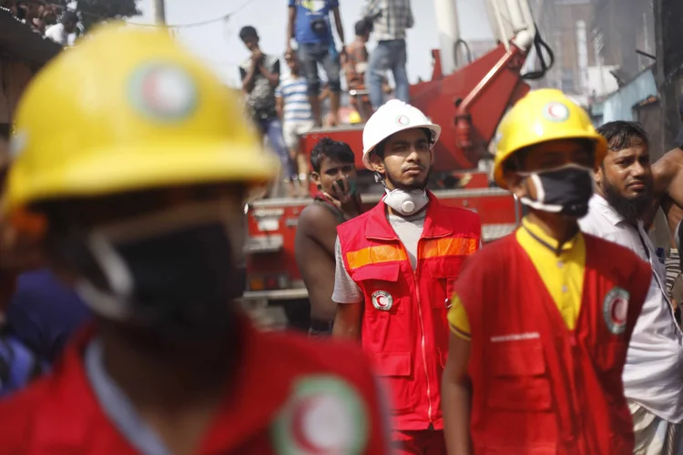 Bombeiros: a fábrica pertence à empresa Multifabs, que produz roupas para a maioria das marcas europeias (Hossain Opu/Getty Images)