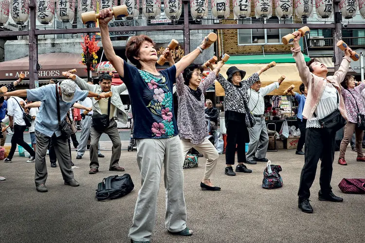 Idosos fazem ginástica no Japão: o país tenta atrair estrangeiros para impulsionar a economia (Yoshikazu Tsuno/AFP)