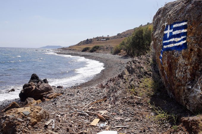 Em um dia, guarda costeira grega resgata 177 refugiados no mar