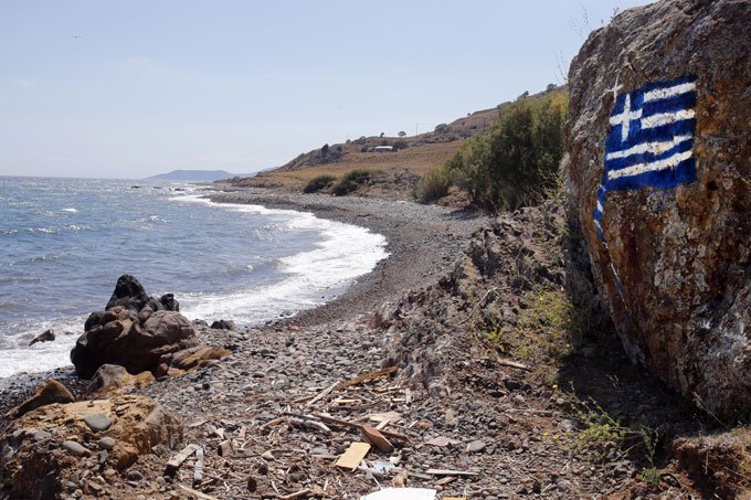 Petroleiro recupera mais de 100 refugiados de ilha grega
