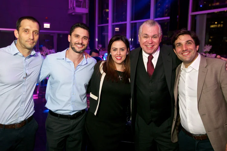 Equipe da Idengene: Da esquerda para a direita, Felipe Geyer, Raphael Parmigiani, Amanda Rossi, Marcelo Ferraz Sampaio e Thomas de Almeida (Idengene/Divulgação)