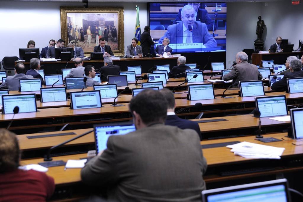 Deputados da base retiram inscrições para debater denúncia na CCJ