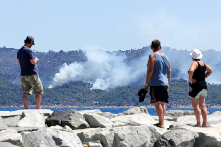 Turistas: aproximadamente 600 bombeiros tentam conter as chamas (Jean-Paul Pelissier/Reuters)