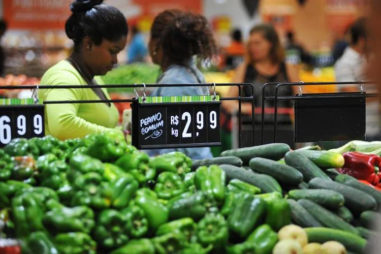 Inflação: o IPCA-15 recuou sobretudo por conta dos preços de alimentação e transportes, acumulando alta de 2,78% em 12 meses (Reinaldo Canato/VEJA)