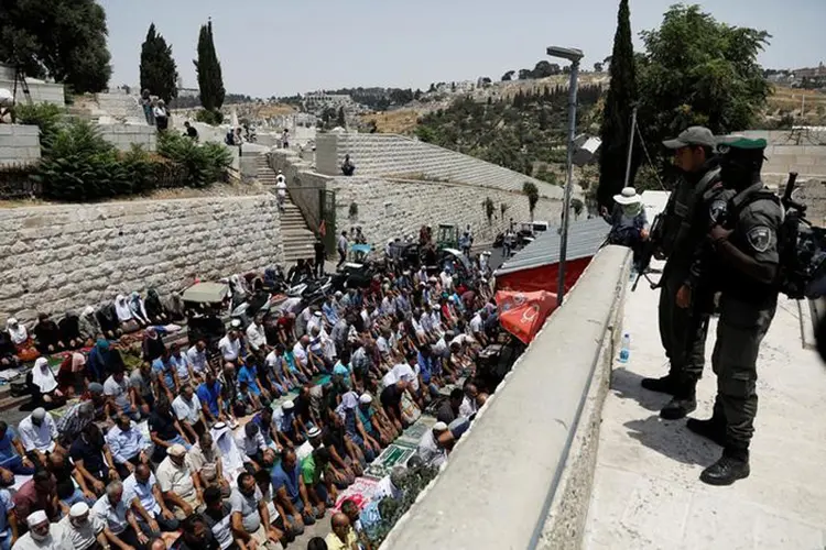 Palestinos: rezam na entrada da Cidade Velha de Jerusalém, em protesto contra a instalação de medidas de segurança no complexo da mesquita al-Aqsa (Ronen Zvulun/Reuters)