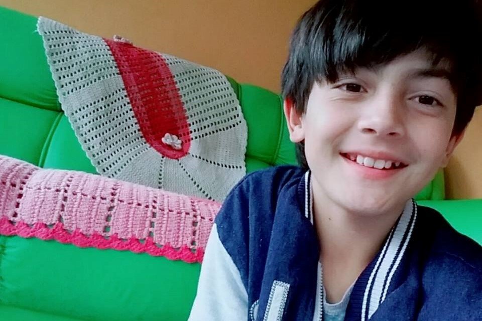 Menino de 12 anos faz sucesso com linhas no YouTube
