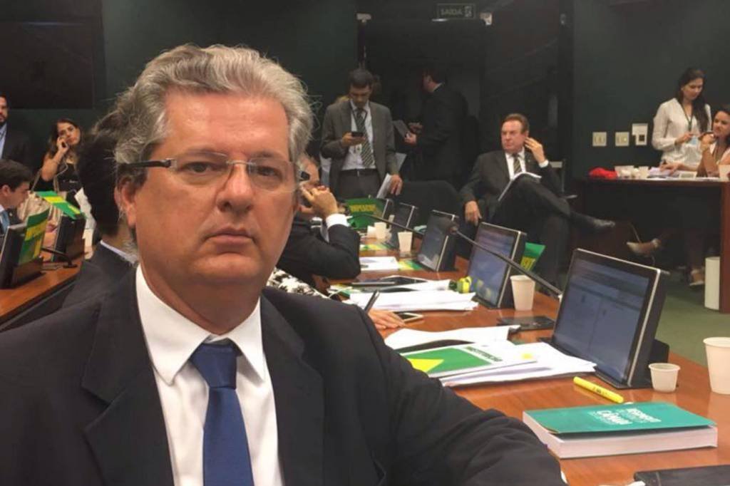 Deputado do PSDB declara voto contra Temer na CCJ