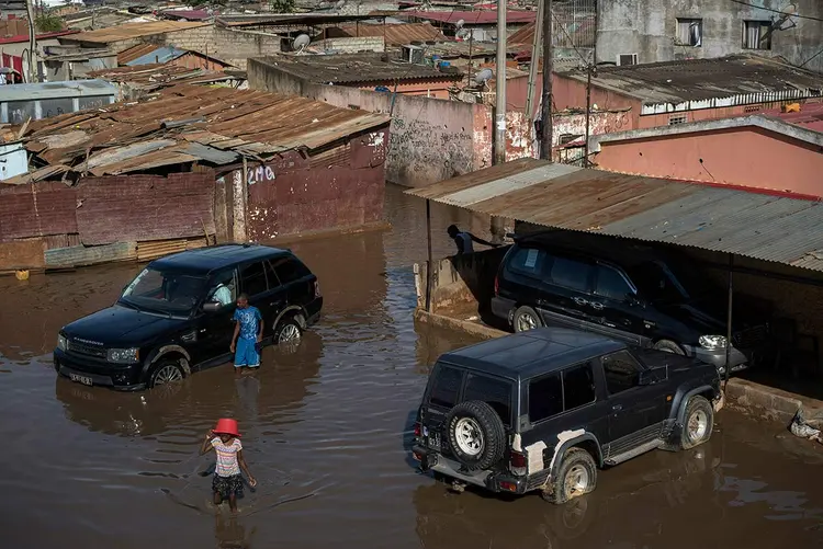 Land Rovers na enchente em Luanda: com a queda do preço do petróleo, fica claro que o projeto de reconstrução do país deu errado e beneficiou apenas a elite (João Silva/The New York Times)