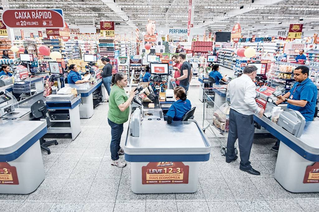Após queda nas vendas, supermercados Extra vão mudar lojas