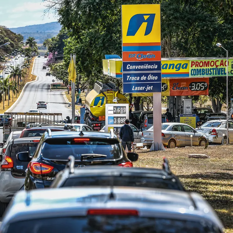 Cidades: em Jundiaí há combustível apenas em cinco estabelecimentos. A maioria dos postos de Campinas também já estava sem combustível na manhã desta sexta-feira, 25 (Pedro Ladeira/Folha de S.Paulo)