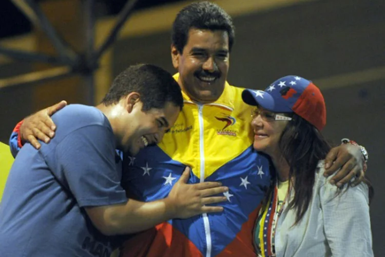 Família: a "primeira-combatente", como Maduro chama a esposa, também disputa uma vaga na assembleia (Juan Barreto/AFP)