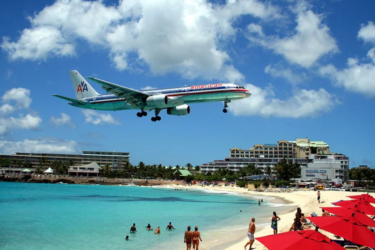 Maho: a praia é literalmente colada ao aeroporto local (Wikipédia/Reprodução)