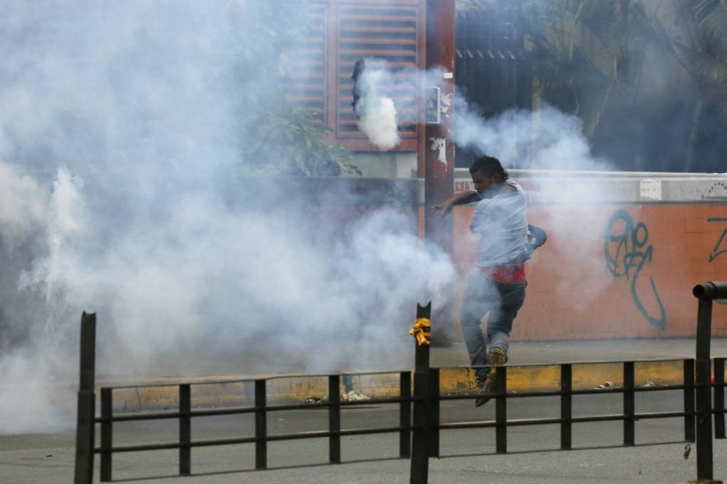 Manifestantes e forças de ordem se enfrentam na Venezuela