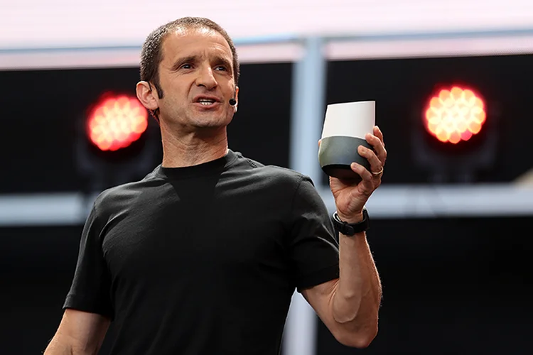 Mário Queiroz: VP global de produtos do Google apresentando o alto-falante inteligente Google Home (Reprodução/Getty Images)