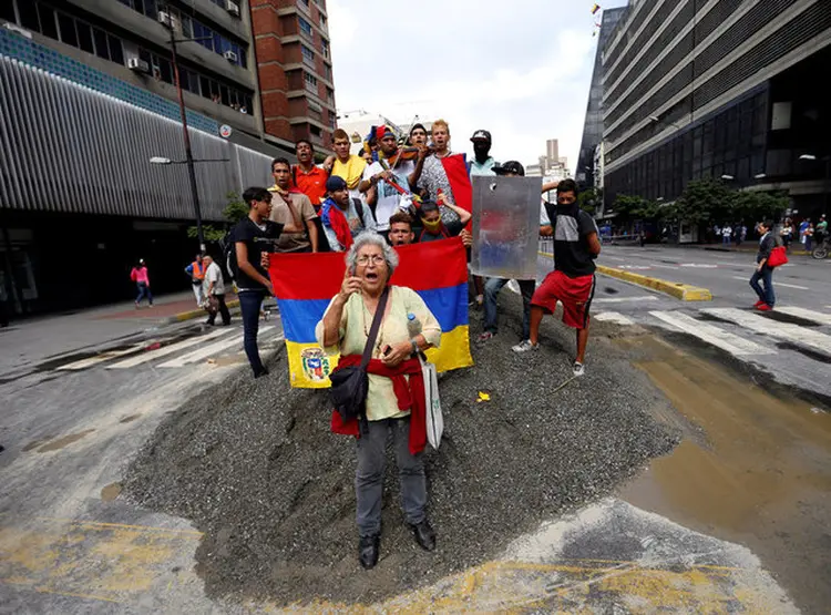 Protesto contra Maduro&gt; a oposição convocou uma greve de 48 horas na quarta-feira e na quinta-feira (Andres Martinez Casares/Reuters)