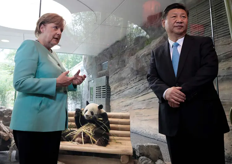 Merkel e Xi: aproximação entre a China e Alemanha depois do vácuo deixado pelos americanos (Axel Schmidt/Reuters)