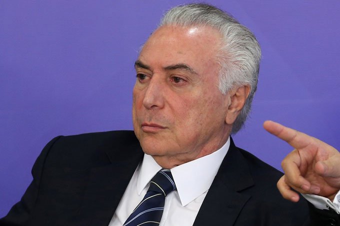 Temer diz que governo está apenas com "pedras no caminho"