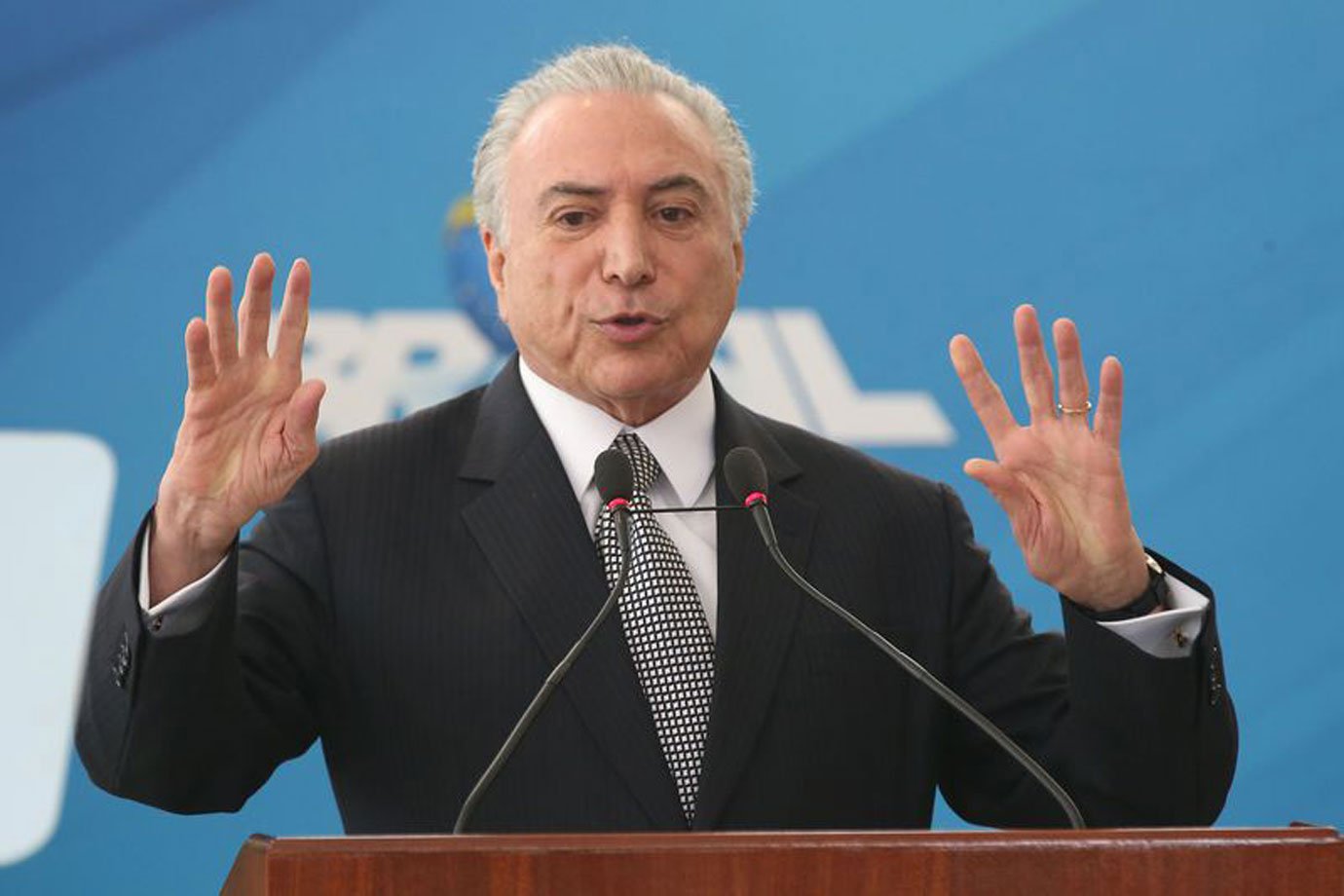 Temer promete ajuda federal a escolas de samba do Rio de Janeiro