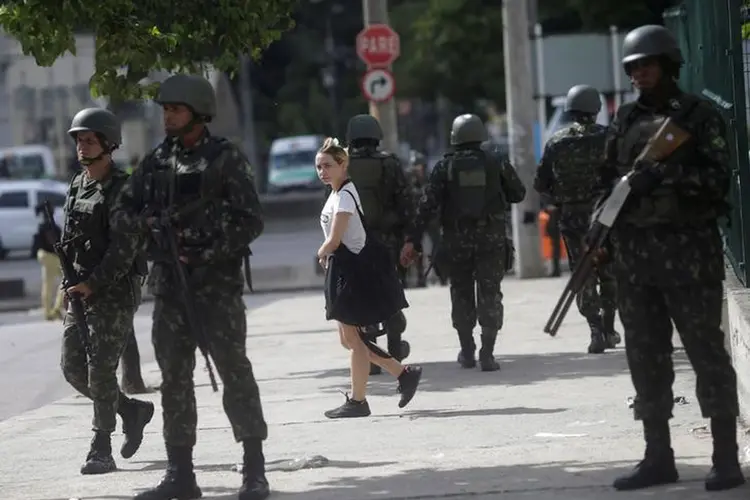 Militares nas ruas: A previsão é de que os soldados fiquem até o fim do ano que vem (Ricardo Moraes/Reuters)