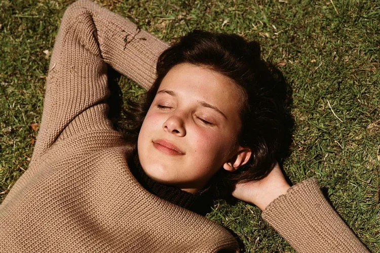 Millie Bobby Brown no novo clipe da banda The XX: clipe também é campanha da Calvin Klein (YouTube/Reprodução)