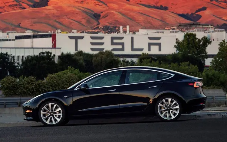 Model 3: o presidente-executivo da Tesla, Elon Musk, disse esta semana que a demanda para o luxuoso esportivo elétrico não diminuiu (Tesla Motors/Reuters)
