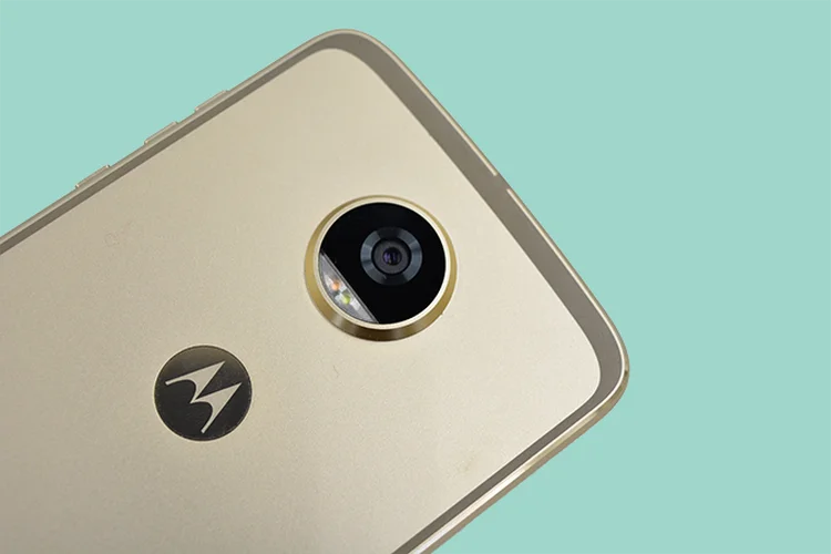 Moto Z2 Play: smartphone tem bateria com capacidade de 3.000 mAh (Lucas Agrela/Site Exame)