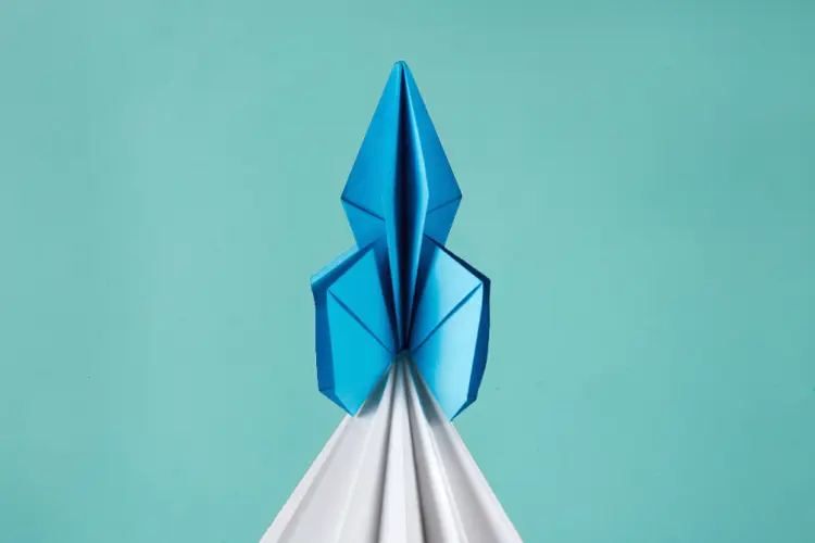 Dobradura de origami de espaçonave (BravissimoS/iStockphoto)
