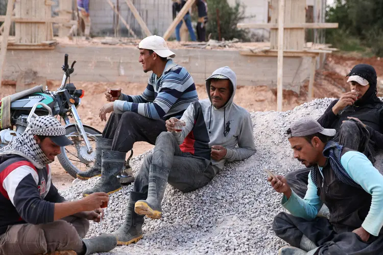Pedreiros: "Se vocês destroem, por Deus, nós iremos reconstruir!", diz o grupo (REUTERS/Alaa Al-Faqir/Reuters)