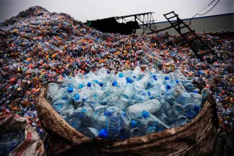 Em 2023, os plásticos de primeiro uso ficaram mais comercialmente atraentes do que os reciclados (China Photos / Stringer/Getty Images)