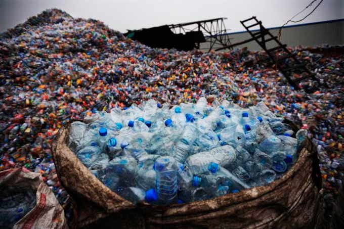 Garrafas de plástico se acumulam em uma fábrica de reciclagem na China.