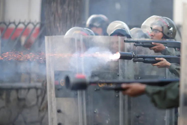 Caracas: forças de segurança disparam durante protesto contra o presidente da Venezuela, Nicolás Maduro (/Ueslei Marcelino/Reuters)