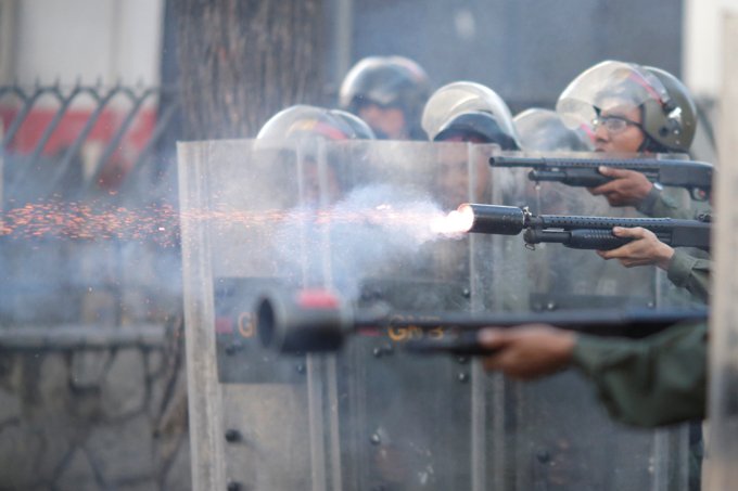 Caracas: forças de segurança disparam durante protesto contra o presidente da Venezuela, Nicolás Maduro (/Ueslei Marcelino/Reuters)
