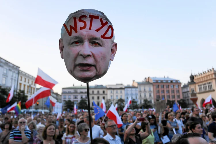 Imagem do político conservador Jaroslaw Kaczynski em protesto contra mudanças na Suprema Corte arquitetadas por ele (Agencja Gazeta/Jakub Porzyck/Reuters)