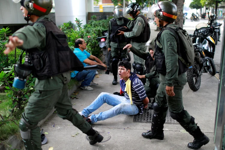 Prisão: segundo a Procuradoria, 4 mil pessoas foram capturadas em quatro meses de manifestações (Marco Bello/Reuters)