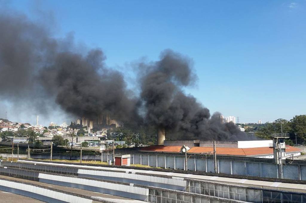 Presos incendeiam centro de detenção provisória em São Paulo