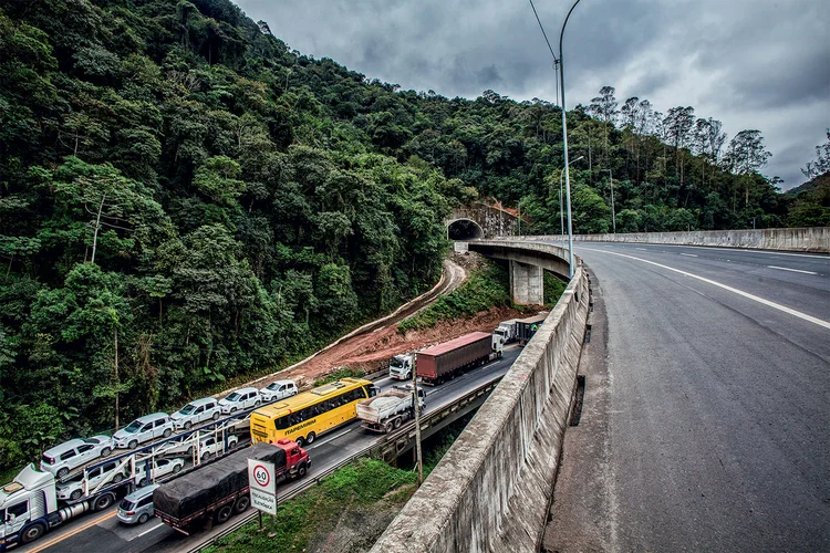 Rodovia Régis Bittencourt: na pista velha, veículos se espremem numa via de mão dupla. Em cima, a pista nova, a ser inaugurada (André Lessa/Exame)