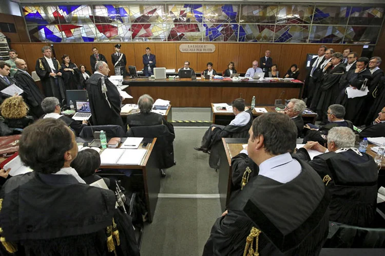 Condenação: sessão do tribunal de justiça italiano, que condenou os funcionários (Alessandro Di Meo/Reuters)