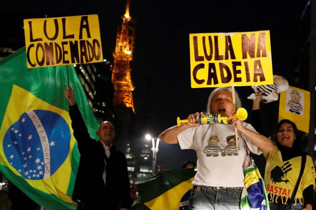 Grupo comemora condenação de Lula em frente à Fiesp