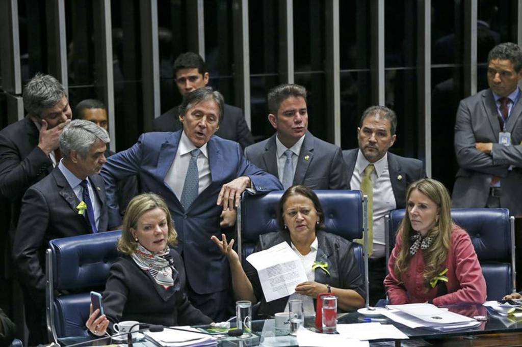 Conselho livra senadoras de punição por protesto em votação