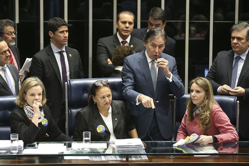 Sob protesto, Senado retoma sessão para votar reforma trabalhista